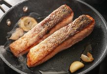 Yemek kültürlerinde yüzyıllardır uygulanan yöntemlerden biri olan derisiyle pişirme, aslında oldukça eski bir geleneğe dayanır. Anadolu’dan Uzak Doğu’ya, Afrika’dan Avrupa’ya kadar farklı mutfaklarda, derisiyle birlikte pişirilen tavuk, balık ya da kırmızı et yemeklerine rastlanır. Bunun en önemli nedeni, derinin hem yiyeceği dış etkenlerden koruması hem de pişme sırasında içerisindeki özsuyun kaybolmasını önlemesidir. Konulu bir haber görseli.