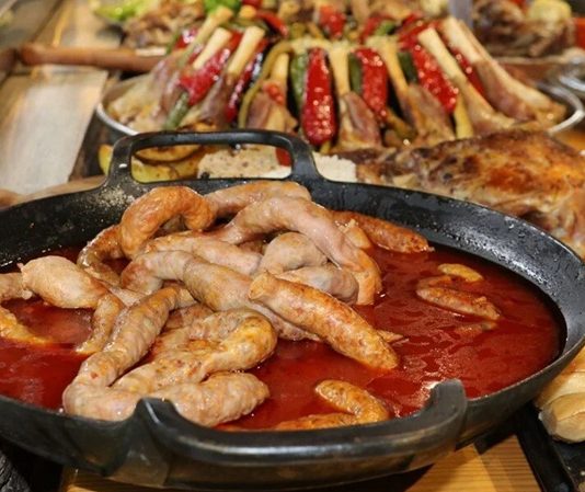 Doğu Anadolu mutfağı, Türkiye’nin en yüksek rakımlı ve sert iklimli bölgelerinden birinde şekillenmiş, zengin kültürel mirasıyla dikkat çeken bir gastronomi hazinesidir. Sert kış koşulları, beslenme alışkanlıklarını doğrudan etkiler ve bölge yemeklerinin çoğunda yüksek enerji veren malzemeler ön plandadır. Et yemekleri, baklagiller, tereyağı ve süt ürünleri, mutfağın temel taşlarını oluşturur. Konulu bir haber görseli.