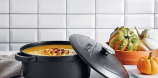 Döküm tencerede pişirme, özellikle geleneksel mutfaklarda yüzyıllardır kullanılan bir yöntemdir. Bu pişirme tekniği, yemeklerin lezzetini ve aromasını maksimum seviyeye çıkarmak için tercih edilir. Döküm tencereler, ısıyı eşit dağıtarak malzemelerin dengeli pişmesini sağlar ve yiyeceklerin besin değerini korur. Tüm haber detayı için tııklayınız.