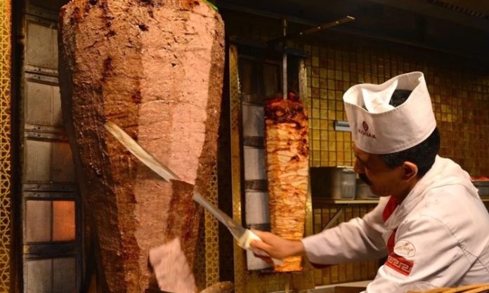 Döner Pişirme Sanatı Lezzetin Sırrı Döner, Türk mutfağının en bilinen lezzetlerinden biridir ve dünya çapında popülerliğe sahiptir. Döner pişirme, sadece etin hazırlanması değil, aynı zamanda lezzetin ve dokunun doğru şekilde ortaya çıkarılması sanatıdır. Geleneksel döner, dana, kuzu veya tavuk etinden hazırlanır ve uzun yıllardır çeşitli baharatlar ve özel marinasyonlarla zenginleştirilir. Konulu bir haber görseli.