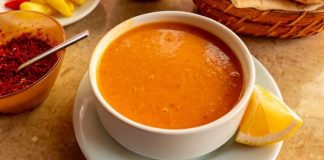 Çorba, insanlık tarihinin en eski yemeklerinden biri olarak sayısız kültürde kendine yer bulmuştur. Tencereye su, baharat ve birkaç temel malzeme eklenerek hazırlanan bu sıcak içecek, yüzyıllardır dünyanın dört bir yanında sofraların vazgeçilmezi olmayı başarmıştır. Her ülkenin damak zevkine göre şekillenen dünya çorbaları, yalnızca karın doyurmaz; aynı zamanda bulunduğu coğrafyanın iklimine, tarımsal ürünlerine ve toplumsal alışkanlıklarına dair pek çok ipucu da verir. Konulu bir haber görseli.