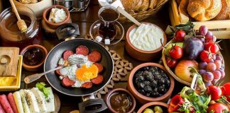 Kahvaltı, günün en önemli öğünü olarak kabul edilir ve her kültürde kendine özgü lezzetlerle hazırlanır. Dünya kahvaltıları, sadece beslenme alışkanlıklarını değil, aynı zamanda kültürel değerleri ve yaşam tarzlarını da yansıtır. Farklı coğrafyalarda kahvaltının içeriği ve sunumu değişiklik gösterirken, ortak nokta sağlıklı ve dengeli bir başlangıç yapılmasıdır. Sofralar, bu zengin çeşitlilik sayesinde hem görsel hem de tat açısından zenginleşir. Konulu bir haber görseli.