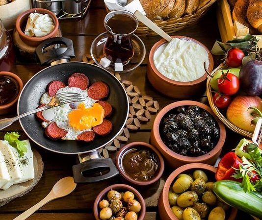 Kahvaltı, günün en önemli öğünü olarak kabul edilir ve her kültürde kendine özgü lezzetlerle hazırlanır. Dünya kahvaltıları, sadece beslenme alışkanlıklarını değil, aynı zamanda kültürel değerleri ve yaşam tarzlarını da yansıtır. Farklı coğrafyalarda kahvaltının içeriği ve sunumu değişiklik gösterirken, ortak nokta sağlıklı ve dengeli bir başlangıç yapılmasıdır. Sofralar, bu zengin çeşitlilik sayesinde hem görsel hem de tat açısından zenginleşir. Konulu bir haber görseli.