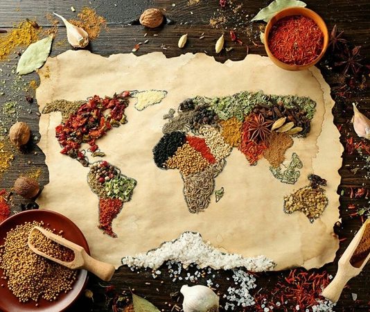 Dünya mutfağı, kültürel çeşitliliğin en lezzetli ifadesidir. Her ülkenin kendine has yemek kültürü, coğrafyasına, tarihine ve geleneklerine göre şekillenir. Bu farklılıklar, sofralarda benzersiz bir zenginlik yaratır. Uluslararası lezzetler, artık yalnızca kendi ülkeleriyle sınırlı kalmayıp globalleşen dünya sayesinde farklı coğrafyalarda da deneyimlenebiliyor. Bir Türk mutfağında Japon sushi'si, bir Fransız restoranında Lübnan mezesi görmek artık hiç şaşırtıcı değil. Konulu bir haber görseli.