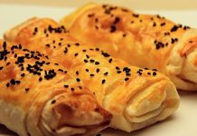 El açması hamur işleri, Türk mutfağının en sevilen ve en çok sahip çıkılan lezzetlerinden biridir. Anadolu’nun dört bir yanında nesiller boyu aktarılan bu geleneksel tarifler, özellikle ev hanımlarının maharetli elleriyle sofralara taşınır. Yufkanın incecik açıldığı, iç harcının özenle hazırlandığı bu tarifler, yalnızca bir yemek değil, aynı zamanda bir kültürel hafıza görevi de görür. Konulu bir haber görseli.