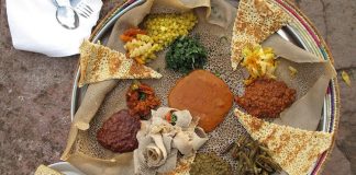 Eritre Mutfağı Eritre mutfağı, Doğu Afrika’nın en özgün gastronomi kültürlerinden birini temsil eder. Ülke, tarih boyunca Arap, Osmanlı ve İtalyan etkisi altında kalmıştır. Bu etkileşimler, Eritre sofralarına hem baharatlı hem de Akdeniz esintili tatlar kazandırmıştır. Eritre halkının yemek kültürü, hem yerel tarım ürünlerini hem de dış kültürlerin getirdiği teknikleri bir araya getirerek benzersiz bir mutfak ortaya çıkarmıştır. Konulu bir haber görseli.