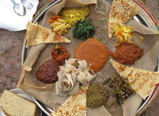 Eritre Mutfağı Eritre mutfağı, Doğu Afrika’nın en özgün gastronomi kültürlerinden birini temsil eder. Ülke, tarih boyunca Arap, Osmanlı ve İtalyan etkisi altında kalmıştır. Bu etkileşimler, Eritre sofralarına hem baharatlı hem de Akdeniz esintili tatlar kazandırmıştır. Eritre halkının yemek kültürü, hem yerel tarım ürünlerini hem de dış kültürlerin getirdiği teknikleri bir araya getirerek benzersiz bir mutfak ortaya çıkarmıştır. Konulu bir haber görseli.