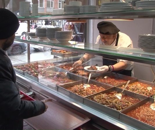 Esnaf lokantaları, Türk mutfağının en sıcak ve samimi temsilcilerinden biridir. Yıllardır hem işçilerin, memurların hem de öğrencilerin bütçesine uygun ve lezzetli yemekler yiyebildiği bu mekanlar, kültürel bir değer olarak da görülür. Her köşesinde ayrı bir hikaye barındıran esnaf lokantaları, genellikle günlük olarak hazırlanan tencere yemekleri, çorba çeşitleri ve tatlılarla misafirlerini ağırlar. Menüdeki çeşitlilik, hem damak zevkine hem de bütçeye hitap edecek şekilde düzenlenir. Konulu bir haber görseli.