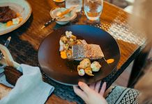 Estonya mutfağı, Baltık Denizi kıyısında yer alan ülkenin tarihi, kültürü ve coğrafi özellikleriyle şekillenmiş köklü bir gastronomi anlayışını yansıtır. Yüzyıllardır hem kuzey Avrupa’nın hem de Rusya ve İskandinavya gibi komşu bölgelerin etkisiyle zenginleşen bu mutfak, doğallığı ve sadeliğiyle dikkat çeker. Özellikle kırsal yaşamın yoğun olduğu dönemlerden miras kalan geleneksel yemekler, günümüzde de Estonya sofralarının vazgeçilmezleri arasında bulunur. Konulu bir haber görseli.