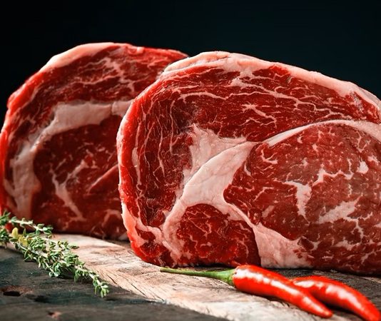 Et, insanlık tarihi boyunca temel besin kaynaklarından biri olmuştur. İlk çağlardan itibaren insanlar, et tüketimi ile enerji ve protein ihtiyaçlarını karşılamışlardır. Avcılık ve hayvancılık, toplumların beslenme kültürünü şekillendirmiş ve et, sofraların vazgeçilmez bir parçası olmuştur. Konulu bir haber görseli.