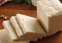 Ezine peyniri, Türkiye’nin en özel peynirlerinden biri olarak bilinir. Adını Çanakkale’nin Ezine ilçesinden alan bu peynir, tarih boyunca yöresel üretimle sofralara taşınmıştır. Ezine peyniri, hem keçi hem de inek sütü karışımıyla üretilir ve doğal mayalarla olgunlaştırılır. Bu sayede kendine özgü aroması ve kıvamı oluşur. Konulu bir haber görseli.