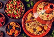 Fas Mutfağı yüzyıllar boyunca farklı kültürlerin etkileşimiyle şekillenmiş, hem görsel hem de lezzet açısından zengin bir gastronomi geleneğine sahiptir. Kuzey Afrika’nın bu eşsiz mutfağı, Arap, Berberi, Endülüs ve Fransız mutfaklarının harmanlanmasıyla ortaya çıkan özel tatlar sunar. Geleneksel tarifler, nesilden nesile aktarılan pişirme teknikleri ve yöresel baharatların uyumu, Fas yemeklerini dünya çapında tanınır hale getirmiştir. Bu mutfakta, baharatların ustaca kullanımıyla birlikte, yavaş pişirme yöntemleri ve özenle hazırlanmış soslar öne çıkar. Konulu bir haber görseli.