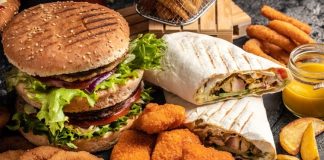 Dünya genelinde hızla yaygınlaşan fastfood kültürü, modern yaşam tarzının en dikkat çeken alışkanlıklarından biri haline geldi. Özellikle 20. yüzyılın ikinci yarısından itibaren Amerika’da doğup tüm dünyaya yayılan bu kültür, kısa sürede milyonlarca insanın günlük hayatına yerleşti. Hızlı, pratik ve görece ucuz olması nedeniyle tercih edilen fastfood, insanların yoğun iş temposu ve zaman sıkıntısı yaşadığı modern şehir yaşamında büyük bir kolaylık sağladı. Konulu bir haber görseli.