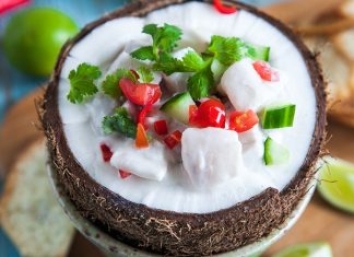 Fiji Mutfağı Fiji mutfağı, Pasifik Okyanusu’nun ortasında yer alan bu ada ülkesinin kültürel zenginliklerini yansıtan eşsiz bir gastronomi deneyimi sunar. Ada halkının yüzyıllardır süregelen gelenekleri, deniz ürünleri, tropikal meyveler ve tarımsal ürünlerle birleşerek Fiji mutfağına özgün bir kimlik kazandırır. Hem yerel halkın yaşam biçimini hem de adanın coğrafi özelliklerini anlamak için bu mutfak önemli bir yol gösterici niteliği taşır. Konulu bir haber görseli.