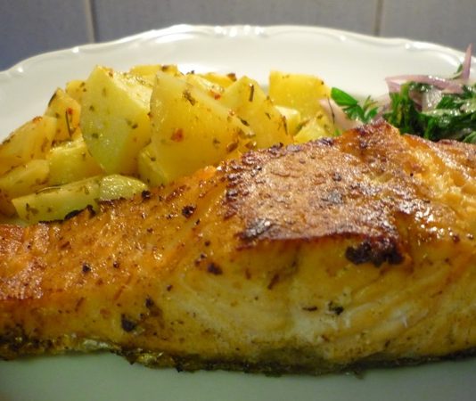 Türk mutfağı yüzyıllardır kızartma çeşitleriyle zenginleşmiş, farklı tatların harmanlandığı geniş bir sofra kültürü oluşturmuştur. Bu çeşitler arasında öne çıkanlardan biri de fileto halinde kızartma tarifleridir. İnce kesilmiş, özenle hazırlanan et veya balık filetosu, kızartma yöntemiyle birleştiğinde hem pratik hem de oldukça lezzetli bir yemek ortaya çıkar. Bu yöntem, özellikle ev yemeklerinde ve restoran menülerinde sıkça tercih edilir. Konulu bir haber görseli.