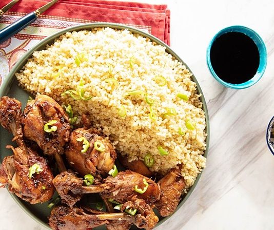 Filipinler, Güneydoğu Asya’nın ada ülkelerinden biri olarak hem Asya hem de İspanyol mutfak kültürlerinden etkilenmiştir. Bu durum, Filipinler mutfağının hem egzotik hem de otantik tatlar sunmasını sağlamıştır. Pirinç, deniz ürünleri ve taze tropikal meyveler Filipinler mutfağının temel besin kaynaklarını oluşturur. Baharatlar ve fermente soslar ise yemeklerde karakter ve aroma kazandırır. Filipinler mutfağı, çeşitlilik ve renk açısından zengin bir gastronomik deneyim sunar. Konulu bir haber görseli.