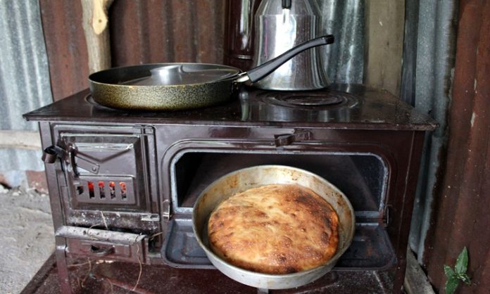 Fırın Sanatı ve Sofralarda Lezzet Yolculuğu Fırın, yemek pişirme sanatının en temel araçlarından biridir. Tarih boyunca insanlar, yiyeceklerini pişirmek ve tatlarını geliştirmek için fırınları kullanmışlardır. Odun, kömür ve modern elektrikli fırınlar, farklı dönemlerde sofraların vazgeçilmez bir parçası olmuştur. Fırın, yalnızca yemek pişirmekle kalmaz, aynı zamanda lezzeti ve estetiği ön plana çıkarır. Konulu bir haber görseli.