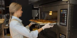 Fırın yemekleri, hem pratik hazırlanabilmesi hem de sağlıklı pişirme yöntemi olması sebebiyle mutfaklarda önemli bir yere sahiptir. Sebzelerden et yemeklerine, hamur işlerinden tatlılara kadar geniş bir yelpazede hazırlanan bu yemekler, fırının eşit ısı dağıtımı sayesinde lezzetini korur ve besin değerini kaybetmez. Özellikle yoğun geçen günlerde, önceden hazırlanıp fırına atılarak kolayca pişirilebilen tarifler, zamandan tasarruf sağlar. Konulu bir haber görseli.