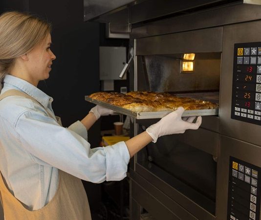 Fırın yemekleri, hem pratik hazırlanabilmesi hem de sağlıklı pişirme yöntemi olması sebebiyle mutfaklarda önemli bir yere sahiptir. Sebzelerden et yemeklerine, hamur işlerinden tatlılara kadar geniş bir yelpazede hazırlanan bu yemekler, fırının eşit ısı dağıtımı sayesinde lezzetini korur ve besin değerini kaybetmez. Özellikle yoğun geçen günlerde, önceden hazırlanıp fırına atılarak kolayca pişirilebilen tarifler, zamandan tasarruf sağlar. Konulu bir haber görseli.