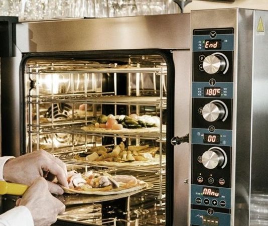 Fırınlama, yiyeceklerin kontrollü sıcaklıkta pişirilmesi yöntemidir. Bu teknik, yiyeceklerin dış yüzeyinin kızarmasını ve iç kısmının dengeli şekilde pişmesini sağlar. Fırınlama yöntemi, hem ev mutfaklarında hem de profesyonel mutfaklarda sıkça tercih edilir. Ekmek, börek, tatlı ve et çeşitleri, fırınlamanın en çok uygulandığı gıdalardır.