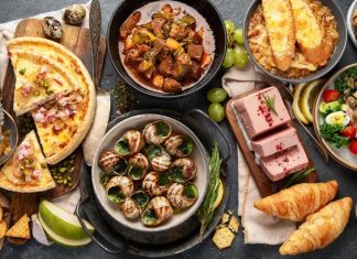 Fransız Mutfağı Tatlarıyla Avrupa’nın Kalbinde Bir Yolculuk Fransız mutfağı, yalnızca Avrupa’nın değil dünyanın da en prestijli gastronomi kültürlerinden biridir. Tarih boyunca aristokrat sofralarından taşraya kadar yayılan bu mutfak kültürü, bölgesel çeşitliliği ve zamana direnen tarifleriyle öne çıkar. Fransa’nın farklı bölgeleri, kendine özgü malzemeler ve pişirme teknikleriyle ayrı ayrı mutfak geleneklerine sahiptir. Provence bölgesinin zeytinyağlı sebze yemekleri ile Normandiya'nın tereyağlı deniz ürünleri birbiriyle taban tabana zıt görünse de Fransız yemek kültürü çatısı altında birleşir. Konulu bir haber görseli.