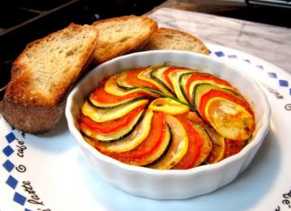 Fransız Mutfağı Fransız mutfağı, yüzyıllar boyunca Avrupa gastronomisinin öncüsü olarak kabul edilmiş ve dünya çapında tanınmış bir kültürel miras haline gelmiştir. Orta Çağ saray mutfaklarından günümüz modern restoranlarına uzanan süreçte, yemekler sadece beslenme amacıyla değil, aynı zamanda sanat ve estetik kaygılarla hazırlanmıştır. Doğal malzemeler, Fransız yemeklerinin hem lezzet hem de besin değeri açısından ön plana çıkmasını sağlıyor. Konulu bir haber görseli.