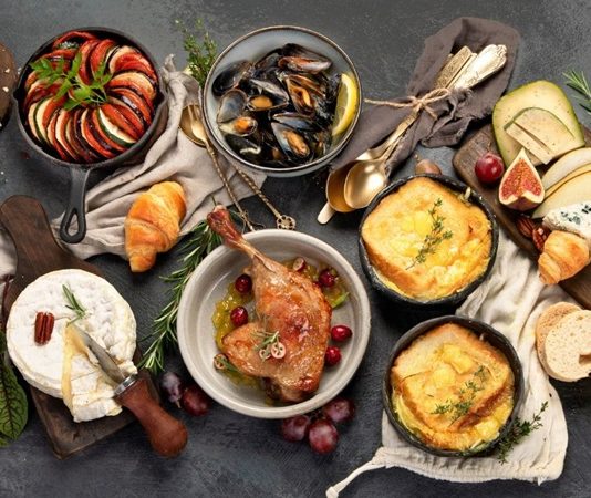 Fransız mutfağı, dünya gastronomi kültürünün en prestijli ve etkileyici örneklerinden biri olarak kabul edilir. Hem teknik hem de estetik açıdan öne çıkan bu mutfak, zengin tarihinden aldığı ilhamla modern sofralara taşınır. Fransız mutfağı, sadece yemek pişirme değil, aynı zamanda bir sanat ve kültür deneyimi olarak da değerlendiriliyor. Her tabak, özenle seçilmiş malzemeler ve ustaca hazırlanmış tekniklerle sunulur. Konulu bir haber görseli.