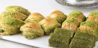 Tatlılar, Türk mutfağının vazgeçilmez unsurlarındandır. Her yemeğin ardından tatlı sunulması, misafirlere ikram edilen ilk ikramlardan biri olması, Türk kültüründeki tatlı geleneğinin ne kadar köklü olduğunun göstergesidir. Geleneksel tatlılar, yüzyıllar süren bir mutfak geleneğinin ürünü olup, her biri kendine özgü tarifler ve yöntemlerle hazırlanır. Osmanlı İmparatorluğu'ndan günümüze uzanan bu lezzetler, sadece damağımızı tatlandırmakla kalmaz, aynı zamanda kültürel mirasımızı da yaşatır.