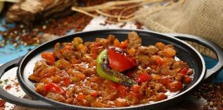 Mutfak kültürünün vazgeçilmez parçalarından biri olan tava, insanlık tarihinin en eski yemek pişirme araçlarından biri olarak karşımıza çıkmaktadır. İlk olarak taş ya da toprak malzemelerle yapılan bu araç, zamanla bronz, demir ve çelik gibi metallerden üretilmeye başlanmıştır. Tarihsel süreçte sadece yemek pişirmek için değil, aynı zamanda toplumların kültürel bir parçası olarak da önem taşımıştır. Özellikle Anadolu, Akdeniz ve Orta Doğu mutfaklarında tava yüzyıllardır kullanılan bir araç olmuştur. Konulu bir haber görseli.