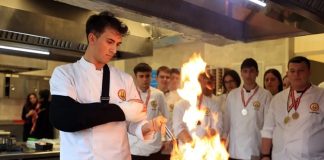 Gastronomi dünyasında genç şefler, mutfak kültürünü ve yaratıcılığı bir araya getirerek dikkat çekiyor. Röportajlar ve dosya çalışmaları, genç yeteneklerin eğitim süreçlerini, ilham kaynaklarını ve kariyer yolculuklarını gözler önüne seriyor. Bu süreçte genç şefler, yaratıcılık ve deneyimlerini harmanlayarak özgün tarifler geliştiriyor. Konulu bir haber görseli.