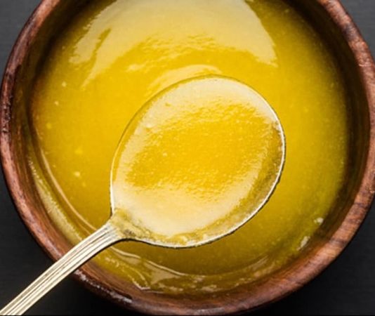 Ghee ile Pişirme İle Yemeklerde Zengin Aroma ve Lezzet Ghee, yani sade yağ, Hindistan mutfağında ve dünya mutfaklarında uzun yıllardır kullanılan geleneksel bir pişirme malzemesidir. Ghee ile pişirme, yiyeceklerin aromasını yoğunlaştırırken dokusunu korumasını sağlar. Bu teknik, özellikle sebze, et ve baklagillerde tercih edilir ve yemeklere hem lezzet hem de zengin bir aroma katar. Konulu bir haber görseli.