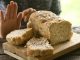 Glutensiz beslenme, hem çölyak hastaları hem de glutene duyarlılığı olan bireyler için vazgeçilmez bir yaşam biçimi haline gelmiştir. Ancak günümüzde sadece sağlık zorunlulukları değil, sağlıklı yaşam trendleri de glutensiz tarifleri popüler hale getirmiştir. Glutensiz mutfak, buğday, arpa ve çavdar gibi gluten içeren tahılları kullanmadan da lezzetli yemekler hazırlayabileceğimizi gösterir. Üstelik bu yemekler, doğru malzeme seçimi ve doğru tekniklerle hazırlandığında damak zevkinden ödün vermeden sofraları zenginleştirebilir. Konulu bir haber görseli.