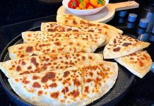 Gözleme, Türk mutfağının yüzyıllardır süregelen hamur işi lezzetlerinden biridir. Anadolu’nun her köşesinde farklı tariflerle hazırlanabilen gözleme, hem pratik hem de doyurucu oluşuyla bilinir. Geleneksel tariflerde kullanılan un ve su ile hazırlanan hamur, ince açılır ve çeşitli iç malzemelerle doldurulur. Konulu bir haber görseli.