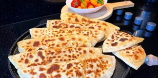 Gözleme, Türk mutfağının yüzyıllardır süregelen hamur işi lezzetlerinden biridir. Anadolu’nun her köşesinde farklı tariflerle hazırlanabilen gözleme, hem pratik hem de doyurucu oluşuyla bilinir. Geleneksel tariflerde kullanılan un ve su ile hazırlanan hamur, ince açılır ve çeşitli iç malzemelerle doldurulur. Konulu bir haber görseli.