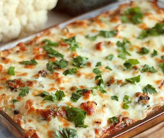 Fransız mutfağının en özel yemeklerinden biri olan graten, fırında hazırlanan ve üzerinde çıtır bir kabuk oluşturan eşsiz bir tariftir. Genellikle sebzeler, makarna ya da et ürünleriyle yapılan bu yemek, krema ve peynirle zenginleştirilerek pişirilir. Graten, yemeklere hem görsel hem de lezzet açısından ayrı bir değer katar. Özellikle sofralarda sunulduğunda şıklığı ve kokusuyla herkesin ilgisini çeker. Konulu bir haber görseli.