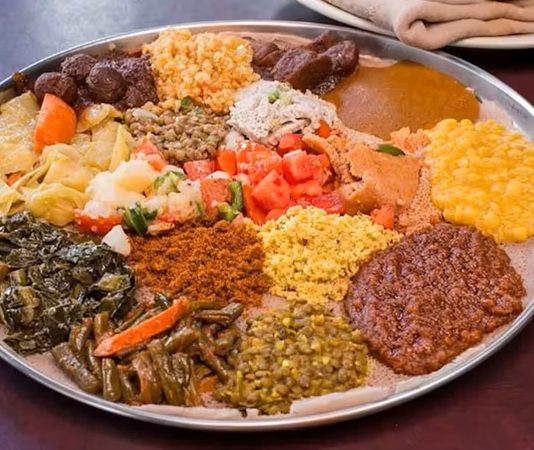 Güney Afrika mutfağı, farklı kültürlerin buluşmasıyla oluşan çok renkli bir gastronomi dünyasına sahiptir. Yerli kabilelerin yüzyıllardır süregelen yemek gelenekleri, Avrupalı sömürgecilerin etkisi ve Asya’dan gelen göçmenlerin katkısıyla bu mutfak benzersiz bir çeşitlilik kazanmıştır. Yerel halkın avcılık, tarım ve balıkçılık yoluyla geliştirdiği tarifler, günümüzde bile bölgenin mutfağında büyük önem taşır. Konulu bir haber görseli.