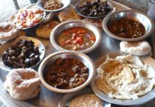 Güney Sudan mutfağı, ülkenin kültürel çeşitliliğini ve tarihsel dokusunu yansıtan oldukça zengin bir yapıya sahiptir. Afrika kıtasının en genç ülkelerinden biri olan Güney Sudan, farklı etnik grupların bir arada yaşadığı bir coğrafyada bulunur. Bu da doğal olarak sofralara farklı tatların, pişirme yöntemlerinin ve geleneksel yemeklerin taşınmasını sağlar. Yemekler, sadece doyurucu olmakla kalmaz; aynı zamanda toplumsal yaşamda paylaşmanın, dayanışmanın ve misafirperverliğin de simgesidir. Konulu bir haber görseli.