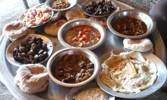 Güney Sudan mutfağı, ülkenin kültürel çeşitliliğini ve tarihsel dokusunu yansıtan oldukça zengin bir yapıya sahiptir. Afrika kıtasının en genç ülkelerinden biri olan Güney Sudan, farklı etnik grupların bir arada yaşadığı bir coğrafyada bulunur. Bu da doğal olarak sofralara farklı tatların, pişirme yöntemlerinin ve geleneksel yemeklerin taşınmasını sağlar. Yemekler, sadece doyurucu olmakla kalmaz; aynı zamanda toplumsal yaşamda paylaşmanın, dayanışmanın ve misafirperverliğin de simgesidir. Konulu bir haber görseli.