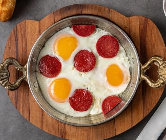 Yumurta tarifleri, hem pratik hem de besleyici olmasıyla mutfakların vazgeçilmezidir. Kahvaltıdan akşam yemeğine kadar her öğünde yer alabilen bu tarifler, farklı pişirme yöntemleri ve malzemelerle çeşitlenir. Özellikle protein açısından zengin olması, yumurta tüketimini sağlıklı beslenmede önemli bir yere koyar.