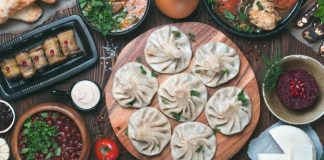 Gürcistan mutfağı, Kafkasya’nın tarihi ve kültürel zenginliğini sofralarına yansıtan köklü bir gastronomi geleneğine sahiptir. Yüzyıllardır farklı medeniyetlerin etkisiyle şekillenen bu mutfak, hem Doğu hem de Batı lezzetlerini bir araya getirir. Ülkenin farklı bölgelerinde yetişen sebze, meyve, tahıl ve et ürünleri, mutfak kültürünün çeşitlenmesini sağlamıştır. Gürcüler için yemek, yalnızca karın doyurmak değil, aynı zamanda kültürel bir paylaşım ve misafirperverlik göstergesidir. Konulu bir haber görseli.