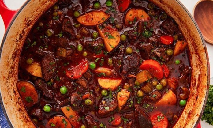 Güveçte Pişirme Gelenekten Modern Sofralara Uzanan Lezzetler Güveçte pişirme, özellikle Anadolu mutfağının en eski tekniklerinden biridir. Toprak kaplar kullanılarak yapılan bu pişirme yöntemi, yemeklere eşsiz bir aroma ve yumuşak bir doku kazandırır. Güveçte pişirilen yemekler, düşük ısıda yavaşça piştiği için hem malzemelerin besin değerini korur hem de lezzetlerin birbirine geçmesini sağlar. Konulu bir haber görseli.