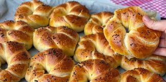 Hamur İşi Pişirme Teknikleri ve Lezzetli Tarifler Hamur işi tariflerinin başarısı, doğru hamur hazırlama tekniklerine bağlıdır. İyi hazırlanmış bir hamur, pişirme sırasında homojen bir yapı sağlar ve ürünün kabarmasını destekler. Hamurda kullanılan un, su, yağ ve maya miktarı tarifin sonucunu doğrudan etkiler. Konulu bir haber görseli.