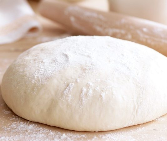 Hamur Sanatı Ve Mutfağın Temel Lezzeti Hamur, yüzyıllardır mutfakların vazgeçilmez temel malzemesi olmuştur. Ekmekten böreğe, pizzadan tatlılara kadar uzanan geniş kullanım alanı, hamurun kültürel ve gastronomik önemini ortaya koyar. Tarih boyunca farklı uygarlıklar, kendi mutfak geleneklerinde hamuru hem besleyici hem de yaratıcı bir temel olarak değerlendirmiştir. Konulu bir haber görseli.