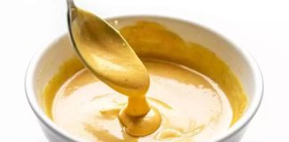 Hardal ve sirke ile marine, yiyeceklerin özellikle et ve tavuk gibi proteinlerin, hardal ve sirke karışımı içinde bekletilerek aromalarının yoğunlaştırılması yöntemidir. Hardal-sirke marine, yiyeceklerin hem dokusunu yumuşatır hem de keskin ve aromatik bir tat kazandırır. Bu teknik, hem geleneksel hem modern mutfaklarda tercih edilir ve yemeklere karakteristik bir lezzet profili sağlar. Konulu bir haber görseli.