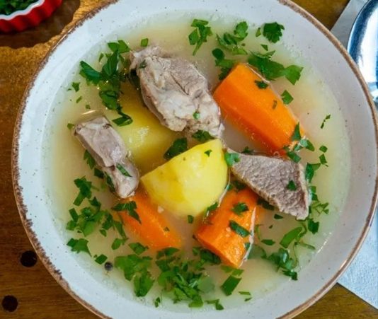 Haşlama, yiyeceklerin kaynar su veya buharda pişirilmesi işlemidir. Bu yöntem, yiyeceklerin besin değerlerini korurken fazla yağ kullanımını önler. Günümüzde haşlama, hem ev mutfaklarında hem de profesyonel restoranlarda sıkça tercih edilen bir pişirme türüdür. Özellikle sebzeler, etler ve baklagiller için ideal bir pişirme şeklidir. Konulu bir haber görseli.