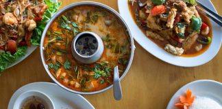 Hmong Mutfağı, Güneydoğu Asya’da Laos, Tayland, Vietnam ve Çin’in bazı bölgelerinde yaşayan Hmong halkının geleneksel yemek kültürünü yansıtır. Bu mutfak, bölgenin doğal kaynaklarını ve tarımsal ürünlerini temel alarak gelişmiş bir yemek geleneğidir. Hmong Mutfağı, özellikle taze sebzeler, pirinç, et ve aromatik baharatlarla karakterizedir. Konulu bir haber görseli.