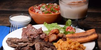 Honduras mutfağı, Maya medeniyetinin mirası ile İspanyol, Afrika ve Karayip etkilerinin birleşimiyle oluşmuş zengin bir yemek kültürüne sahiptir. Ülkenin tarihî geçmişi, göçmen toplulukları ve coğrafi çeşitliliği, Honduras mutfağının karakterini şekillendirmiştir. Yemekler, sadece günlük beslenmenin ötesinde kültürel bir miras olarak sofralarda yer alır. Konulu bir haber görseli.