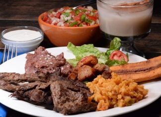 Honduras Mutfağı Honduras mutfağı, Maya medeniyetinin mirası ile İspanyol, Afrika ve Karayip etkilerinin birleşimiyle oluşmuş zengin bir yemek kültürüne sahiptir. Ülkenin tarihî geçmişi, göçmen toplulukları ve coğrafi çeşitliliği, Honduras mutfağının karakterini şekillendirmiştir. Yemekler, sadece günlük beslenmenin ötesinde kültürel bir miras olarak sofralarda yer alır. Konulu bir haber görseli.