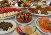 Ramazan ayında, oruç açmanın sadece fiziksel değil, manevi bir anlamı da vardır. İftar sofraları, gün boyu süren oruç sonrası, bir araya gelmenin, paylaşmanın ve mutluluğun zamanıdır. İftar ziyafeti, sadece yemekleri tatmakla kalmaz, aynı zamanda ailelerin, komşuların ve dostların bir araya gelip, birbirleriyle vakit geçirdiği değerli anılardır. Bu sofralar, birlikteliği ve dayanışmayı pekiştiren özel bir anlam taşır. Konulu bir haber görseli.