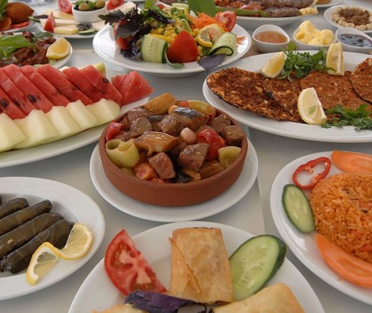 Ramazan ayında, oruç açmanın sadece fiziksel değil, manevi bir anlamı da vardır. İftar sofraları, gün boyu süren oruç sonrası, bir araya gelmenin, paylaşmanın ve mutluluğun zamanıdır. İftar ziyafeti, sadece yemekleri tatmakla kalmaz, aynı zamanda ailelerin, komşuların ve dostların bir araya gelip, birbirleriyle vakit geçirdiği değerli anılardır. Bu sofralar, birlikteliği ve dayanışmayı pekiştiren özel bir anlam taşır. Konulu bir haber görseli.